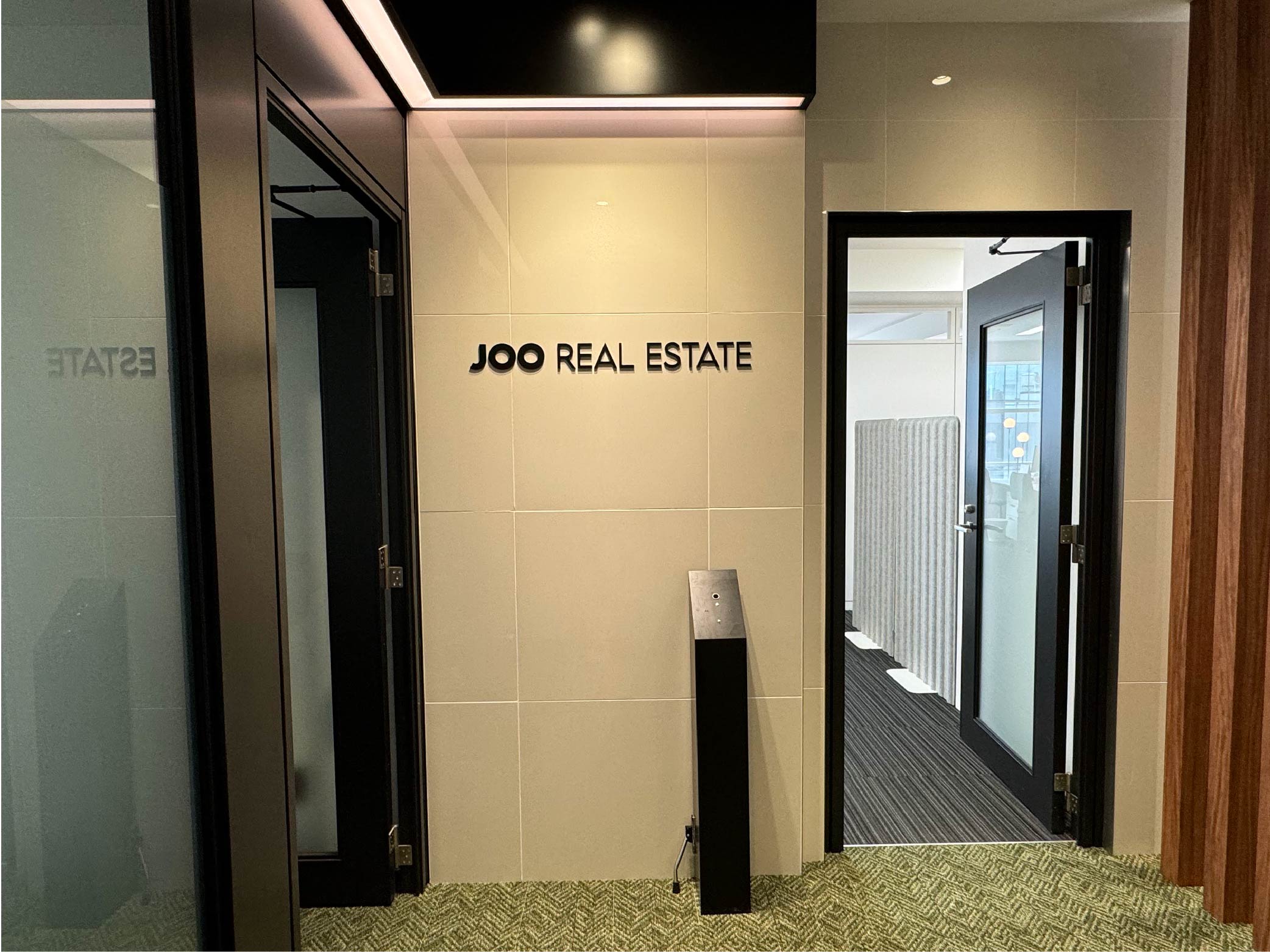 オフィスサイン施工例①不動産会社のエントランスサイン