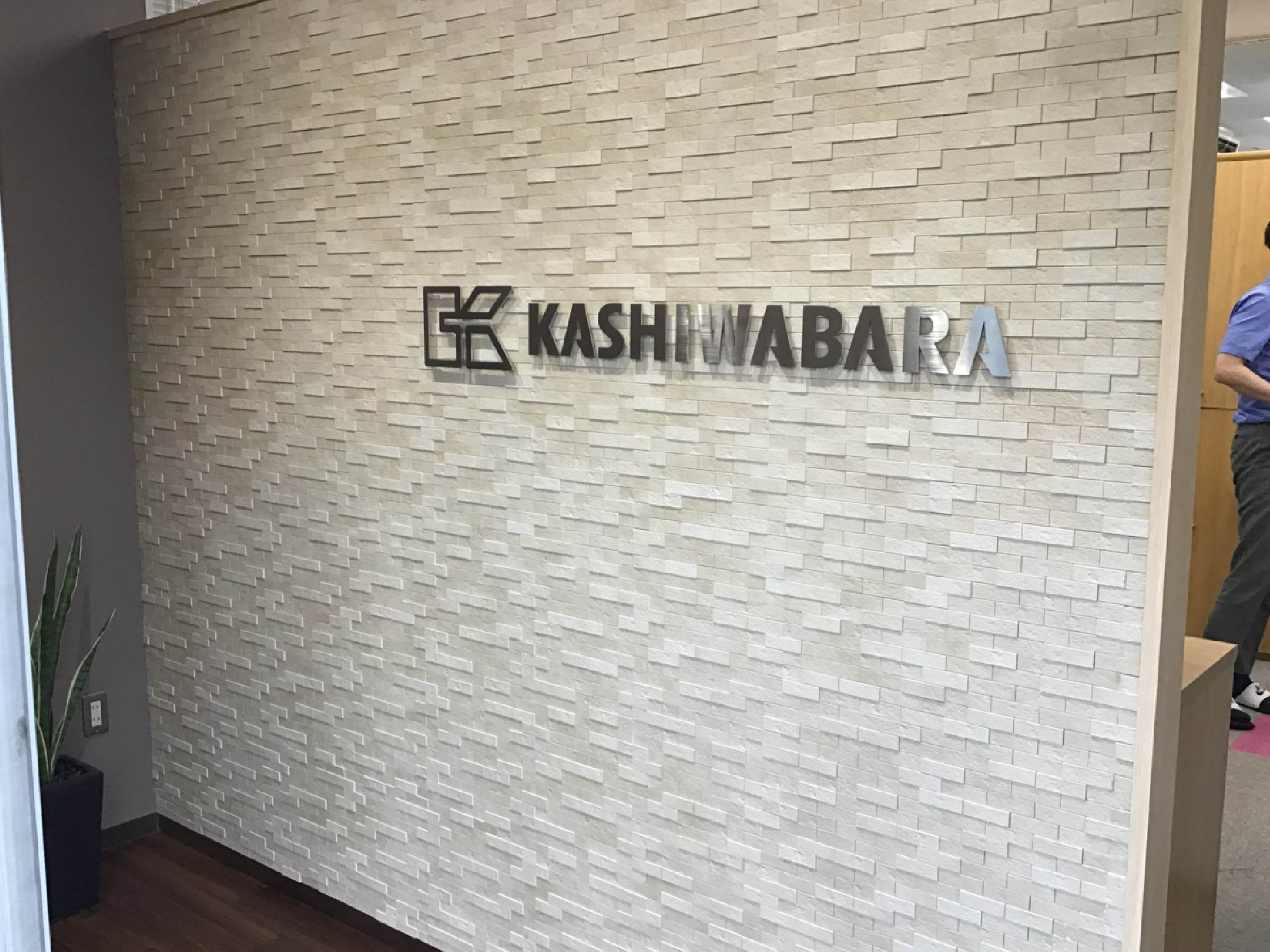 オフィスサイン施工例②建設会社の入口切り文字看板