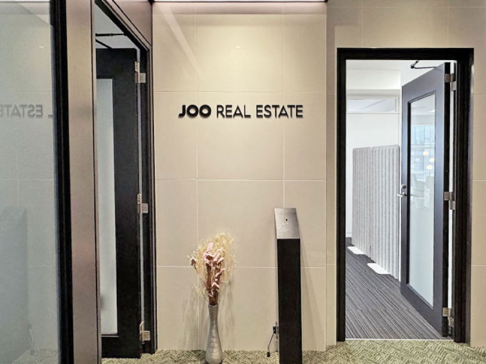 壁面に対して適切な余白のあるサイン